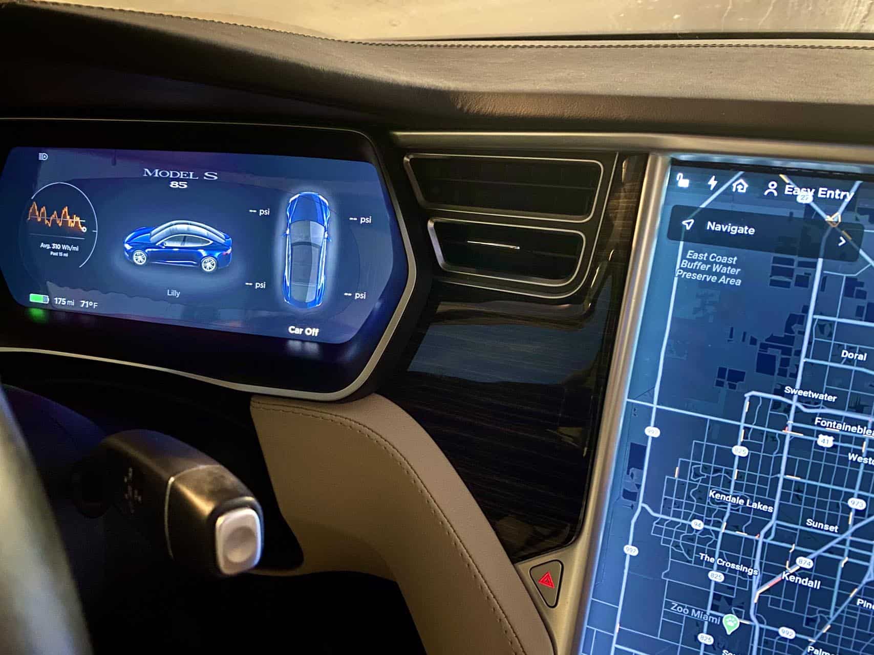 Tesla Model S service skærm