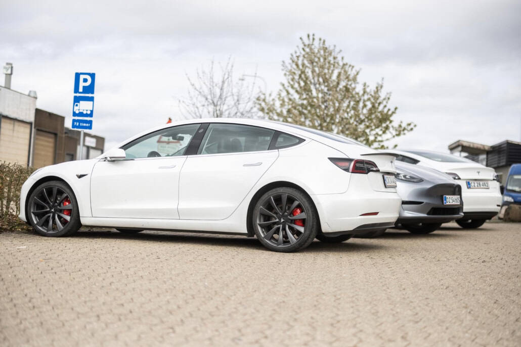 Hvid Tesla model 3 på parkeringspladsen