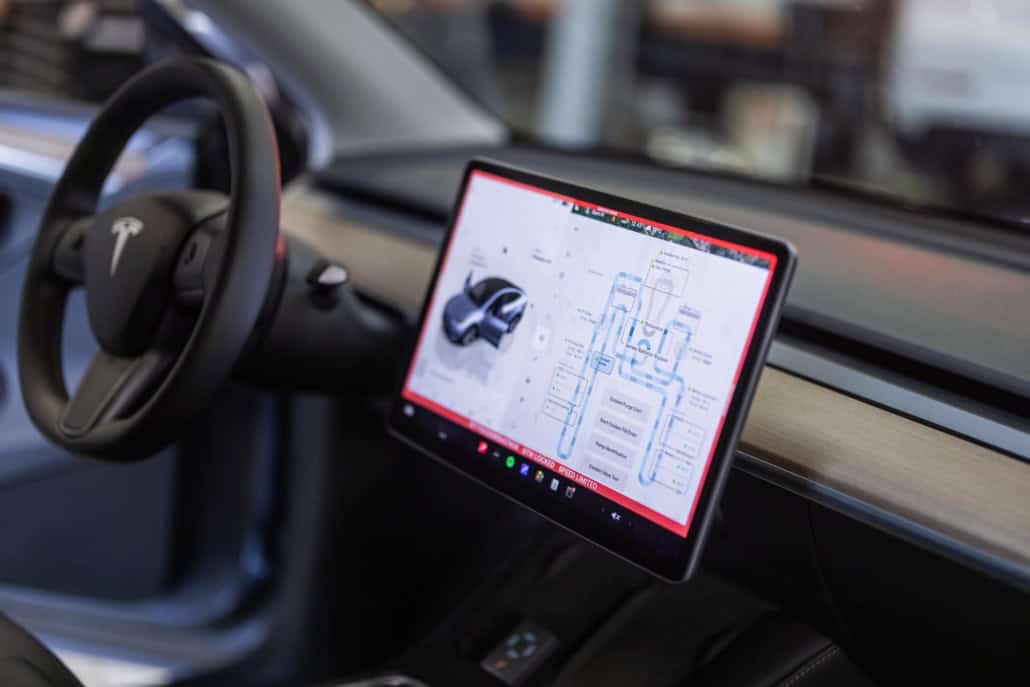 Tesla skærm test af sofware og tekniske justeringer