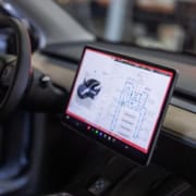 Tesla skærm test af sofware og tekniske justeringer