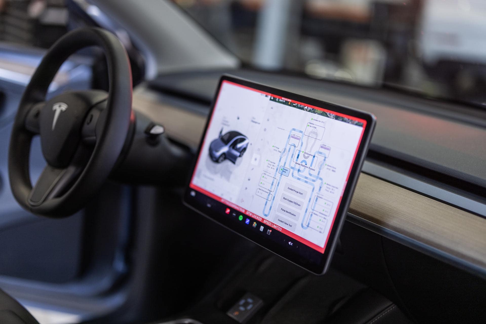 Tesla skærm test af sofware og tekniske justeringer