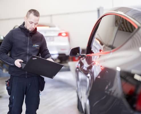 Tesla på værkstedet til service
