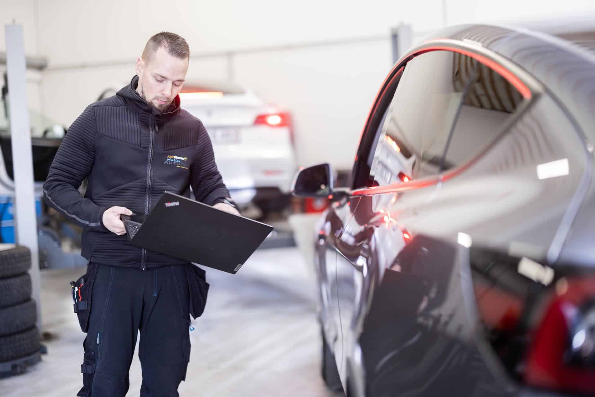 Tesla på værkstedet til service