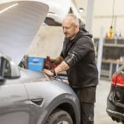 Certificeret mekaniker udfører reparation på Tesla Model S