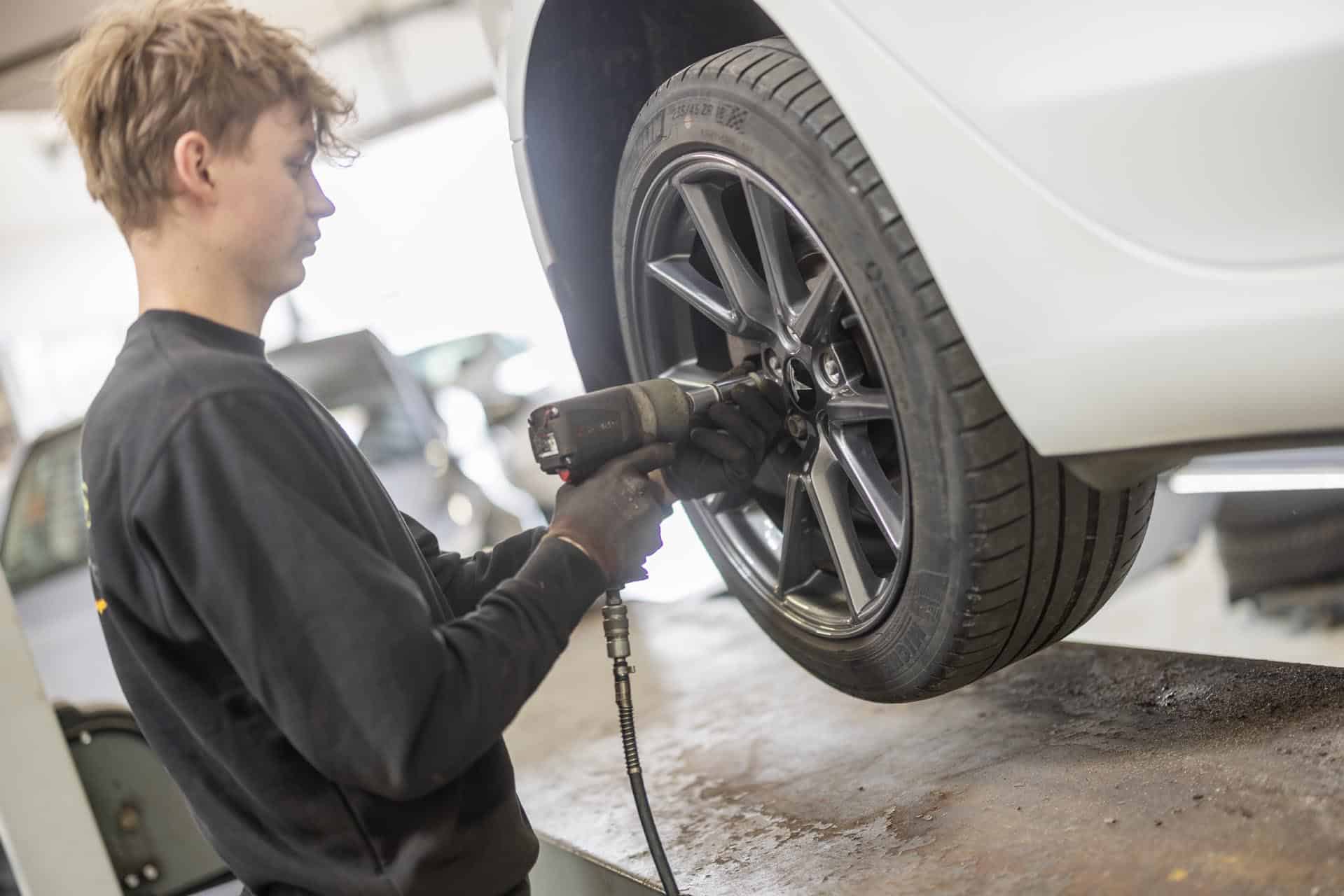 Mekaniker skifter dæk på Tesla