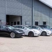 Tesla biler parkeret foran autoværksted