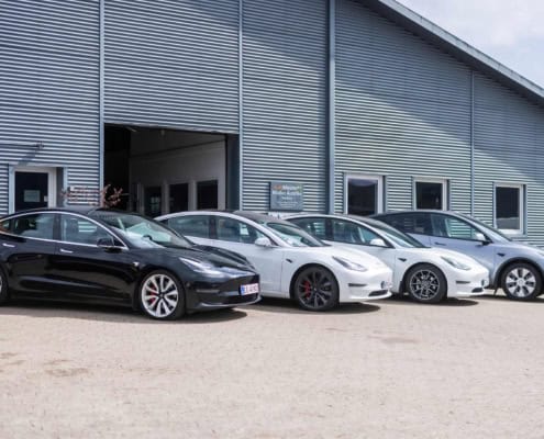 Tesla biler parkeret foran autoværksted