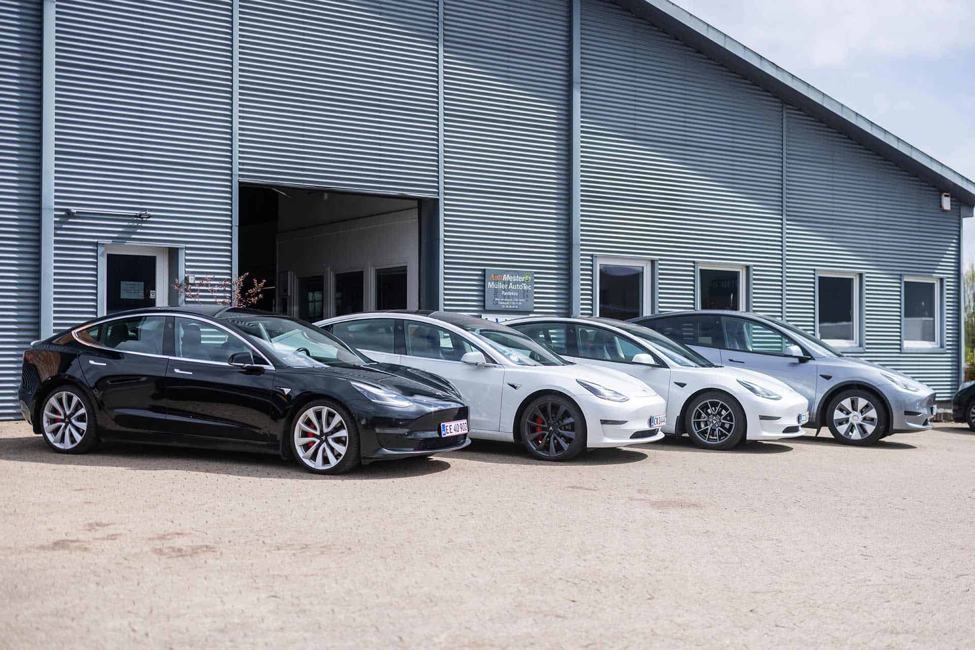 Tesla biler parkeret foran autoværksted